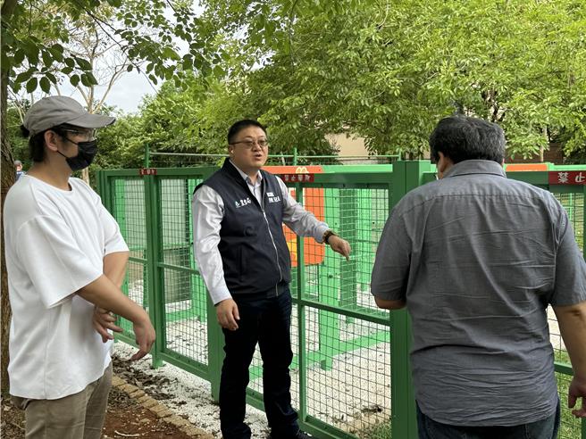 农业局长陈冠义也率队场堪，发现门框歪掉，立即要求改善。(农业局提供／蔡依珍桃园传真)