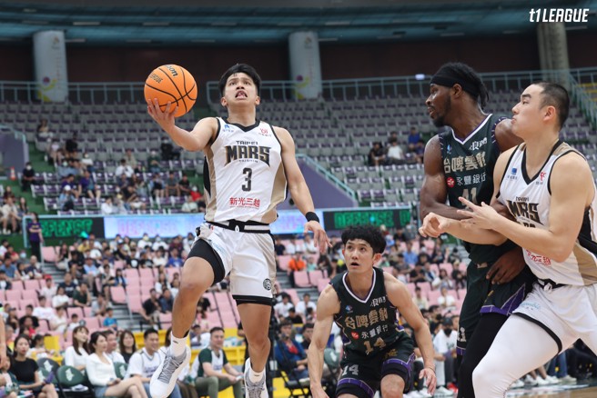 台北台新戰神丁聖儒（左）全場攻下26分、6助攻、3抄截、2阻攻。（T1聯盟提供）