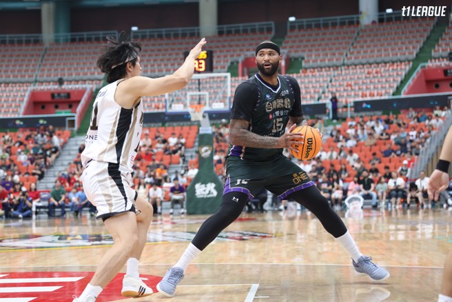 台啤永豐雲豹卡森斯（右）全場21分、20籃板。（T1聯盟提供）