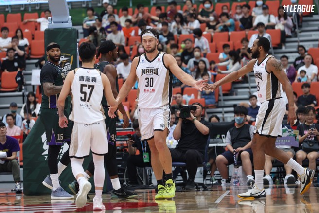 台北台新戰神科倫紐克（中）貢獻11分、14籃板。（T1聯盟提供）