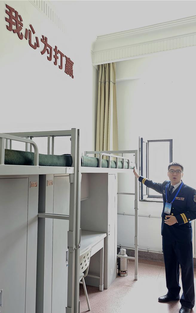 中共海軍慶祝建軍75周年，21日首度開放境外媒體參訪海軍潛艇學院內部設施。學生寢室分為低年級與高年級兩種，導覽員介紹高年級大三、大四學員睡的床，所有的被褥都是平鋪在床面上的，用的是和潛艇上同樣的內務設置。（藍孝威攝）
