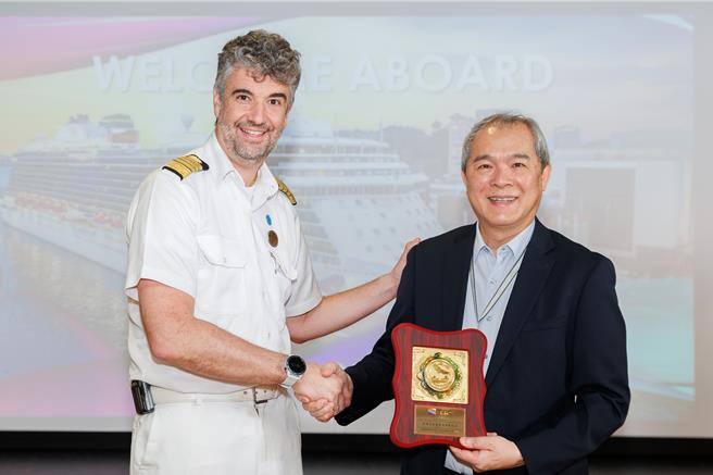 皇家公主号首度亮相基隆，为隆重其事，基隆港务分公司副总经理宋益进（右）与皇家公主号船长安德里亚．斯比纳迪 （Andrea Spinardi）进行礼物交换仪式。（公主游轮提供）