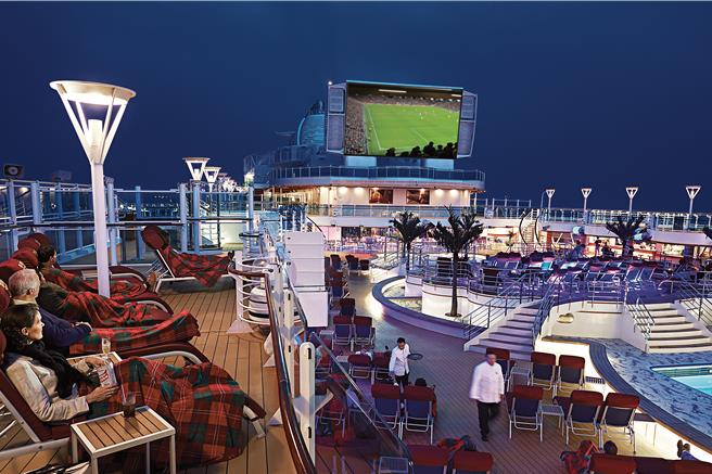 在星空露天电影院享受一场视觉盛宴，在露天池畔的300平方英尺的巨型萤幕与6万9千瓦特的音响系统戏院级设备陪衬下观赏电影和体育赛事。（公主游轮提供）