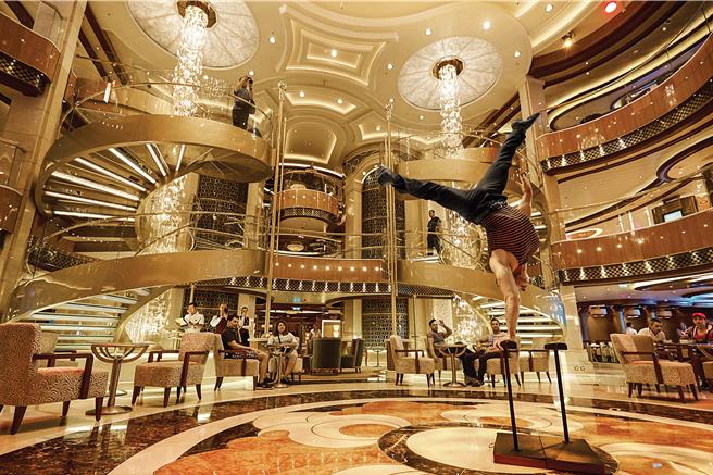 皇家公主号中庭广场的风格源于义大利，跨越三层甲板并位于游轮中心点，为宾客注入无穷活力！更可以摇身一变成舞池，并在这里观赏表演。（公主游轮提供）