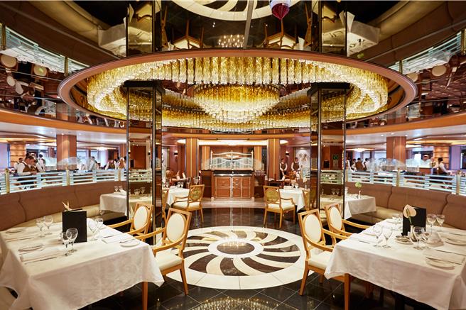 在皇家公主号上其中一间晚宴主餐厅 - 康士图餐厅中享受一顿舌尖上的盛宴，并与亲朋好友一同举杯为飨宴画上完美句号。（公主游轮提供）
