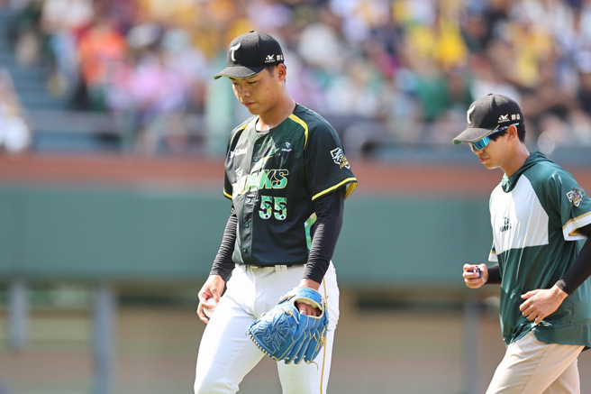 台钢雄鹰投手伍佑城因为腰部不适提前退场。（台钢雄鹰提供）