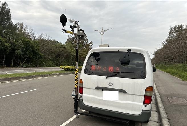 新竹市环保局去年12月打造2台全国首创「车载式六合一」，利用厢型车执行「拍摄柴油车、拍摄机车、AI判烟、声音照相、筛选改管、微感器」共计6项噪音及空污取缔作业。（新竹市政府提供／王惠慧新竹传真）