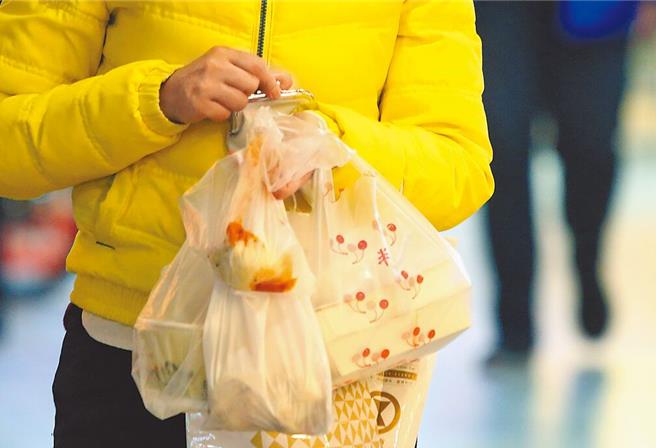 环境部长薛富盛指出，2002年起推动限塑政策，但近年遇到瓶颈，呼吁民眾改变生活习惯，响应减塑，期能在2030年达到禁用塑胶的目标。（本报资料照片）