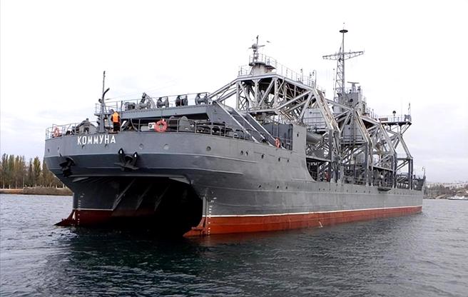 据说被乌克兰飞弹攻击的「公社号」支援舰，它服役于1915年，是黑海舰队现役最古老的舰艇。(图/x) 