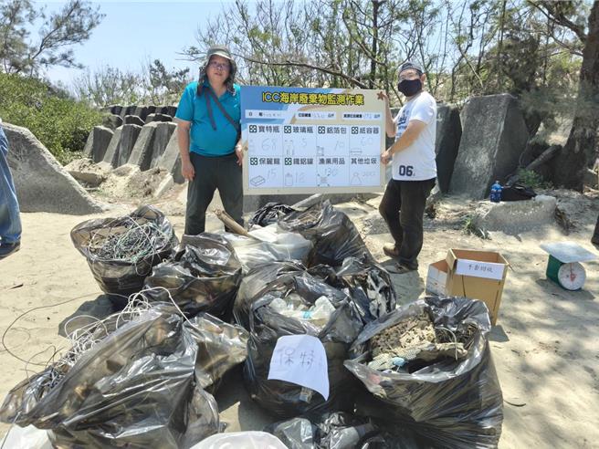 嘉义县环保局21日号召11个企业及学校共316人，在布袋镇好美里沙滩净滩，共清除海洋废弃物达1096公斤，包含一般垃圾840公斤及回收物256公斤。 （嘉义县政府提供／吕妍庭嘉义传真）
