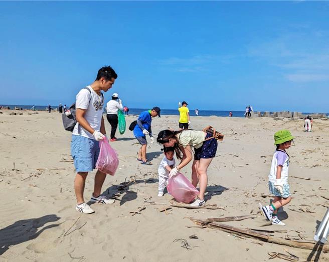 嘉义县环保局21日号召11个企业及学校共316人，在布袋镇好美里沙滩净滩。 （嘉义县政府提供／吕妍庭嘉义传真）