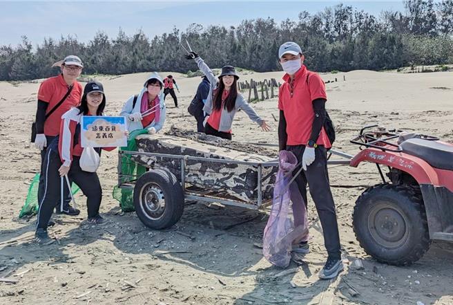 嘉义县环保局21日号召11个企业及学校共316人，在布袋镇好美里沙滩净滩。 （嘉义县政府提供／吕妍庭嘉义传真）