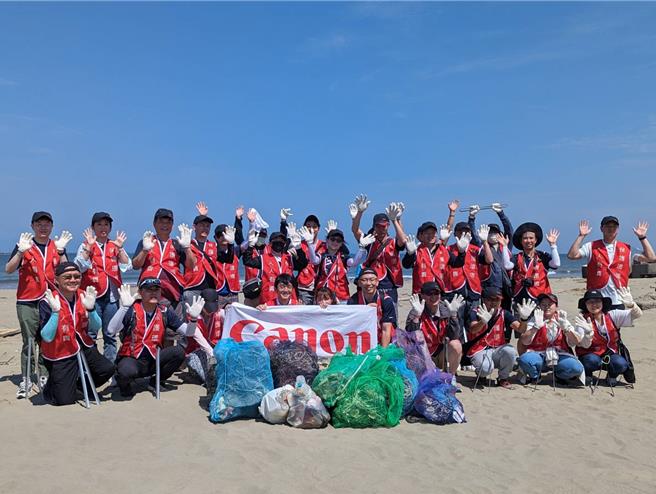 嘉义县环保局21日号召11个企业及学校共316人，在布袋镇好美里沙滩净滩。 （嘉义县政府提供／吕妍庭嘉义传真）