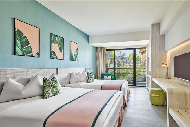 墾丁凱撒大飯店景觀客房，雙人入住含早餐每晚4，299元起，預訂三天兩夜再加碼贈送2位兒童免費入住。（墾丁凱撒大飯店提供）