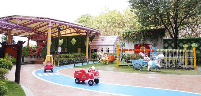 位於義大世界的義大天悅飯店，設有適合孩童的「童趣樂花園戶外遊戲區」，是親子旅遊最佳選擇。（截自義大世界官網）