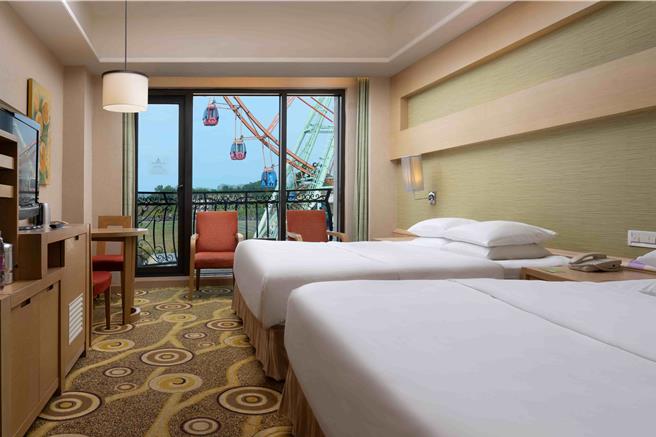 位於義大世界的義大皇家酒店，擁有面對摩天輪景觀的豪華家庭房。（義大世界提供）