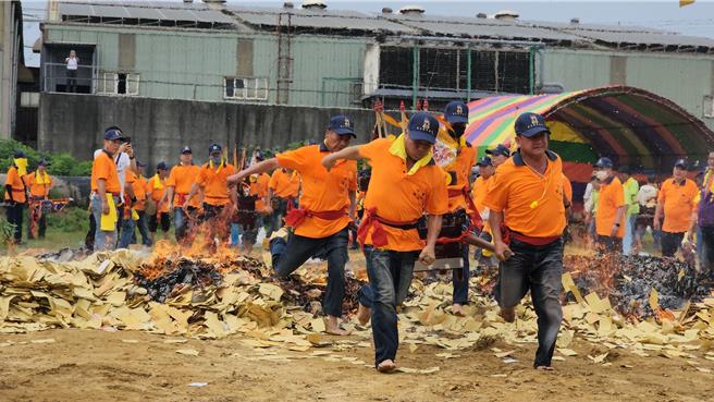 竹围福海宫每年农历3月8日辅信王公诞辰举办的「飞辇轿、过金火」活动被公告登录为民俗无形文化资产。（姜霏摄）