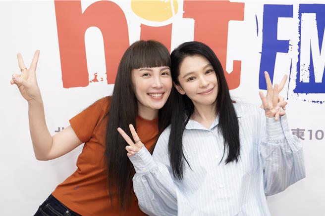 徐若瑄日前上魏如萱主持电台节目宣传新专辑。（Hit Fm联播网提供）