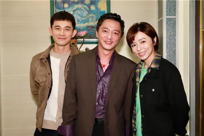 藍葦華與劇中女兒王瞳、曾子益感情好。（民視提供）