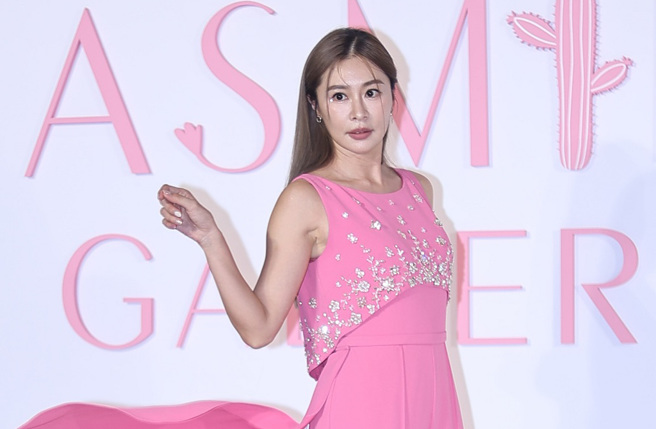 张棋惠将支票丢进垃圾桶。（图／中时资料照）