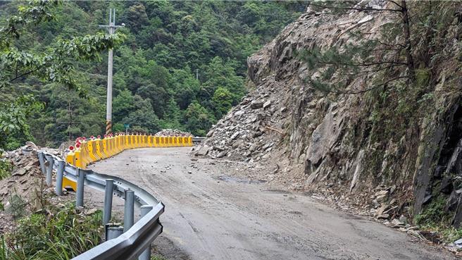 中橫便道10天內落石多達71次，原本預計22日開放上午7時班次也暫時喊卡。（谷關工務段提供）