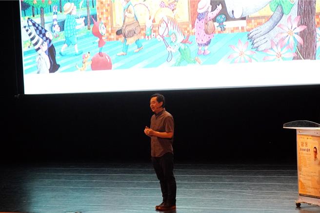 绘本大师几米现身高雄社教馆讲故事，还向92所学校图书馆捐出亲笔签名绘本。（高雄市社教馆提供／任义宇高雄传真）