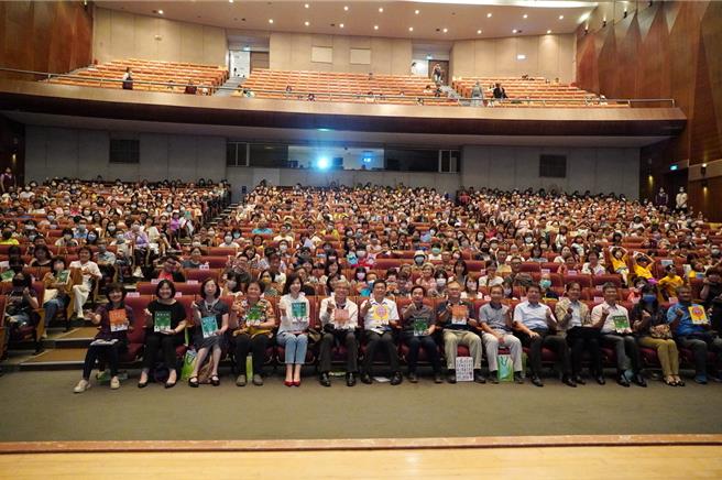 几米现身社教馆讲故事，涌入超过700名几米粉丝到场圆梦，更邀请甲仙国小、六龟区新发国小、美浓国小共120位师生到场听故事。（高雄市社教馆提供／任义宇高雄传真）