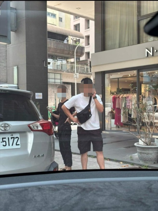 为了帮台中女友家人乔车位，内湖分局警员亮出警员证，遭PO网惹议。（翻摄爆料公社）