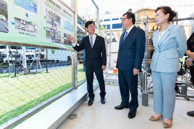 Panasonic为行政院副院长郑文灿（中）、经济部长王美花（右）介绍净零碳排能源实证计画。（石智中摄）