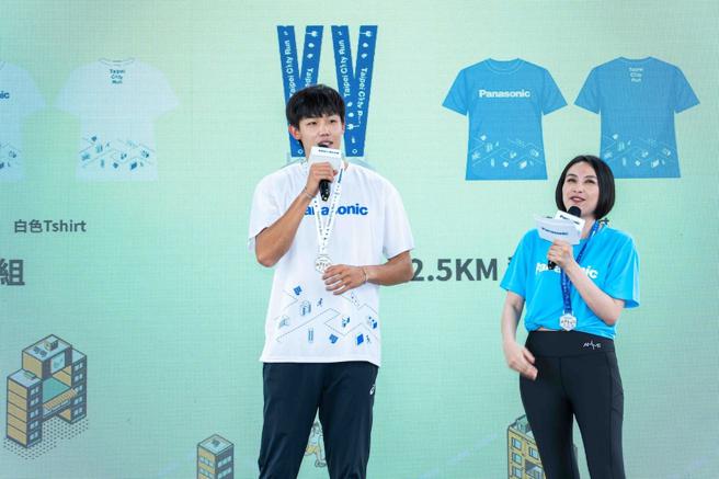 将赴巴黎奥运参赛的男子400公尺跨栏选手彭名扬（左），现场展示全新环保赛衣。（石智中摄）