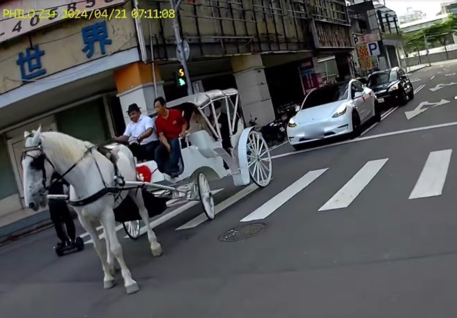 台中火車站附近，今天早上有對新人結婚，坐上浪漫的馬車，但警方表示沒有申請路權，將會開罰。（翻攝爆料公社）