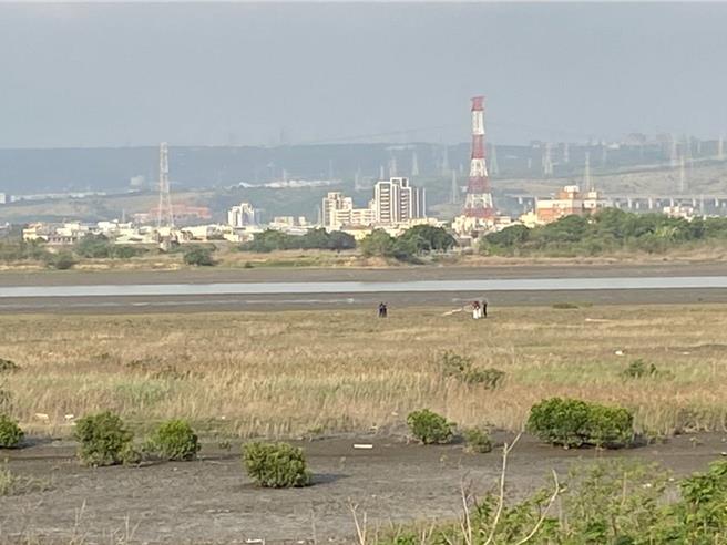 今日下午约4点30分许，有民眾在彰化县伸港乡大肚溪南岸出海口附近，发现大片散落的白骨，吓得立即向警方报案，警方接到报案后，立即派员前往，并封锁现场，将报请检察官相验。（民眾提供／叶静美彰化传真）