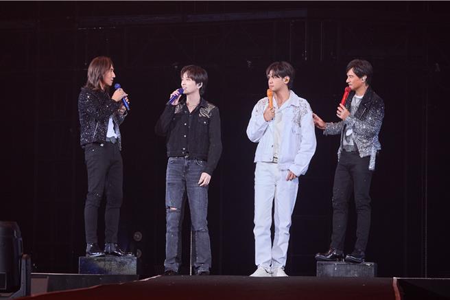 「动力火车」21日在高雄巨蛋举办第2场演出，邀来「九泽CP」担任嘉宾对唱。（华研国际提供）