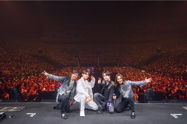 「动力火车」21日在高雄巨蛋举办第2场演出，邀来「九泽CP」担任嘉宾对唱。（华研国际提供）