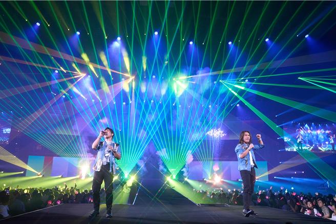 「动力火车」21日在高雄巨蛋举办第2场演出。（华研国际提供）