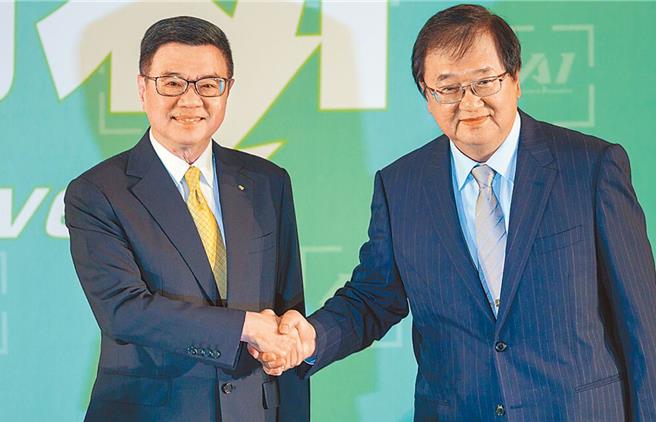 準行政院長卓榮泰（左）19日與準衛福部長邱泰源（右）合影。（郭吉銓攝）