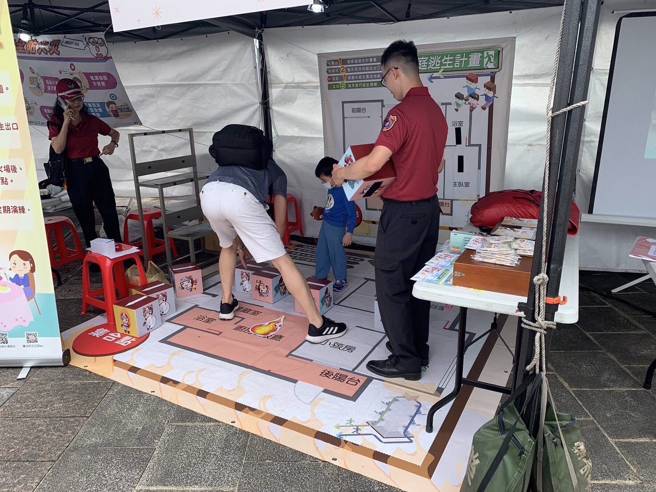 消防队跟公所合办的活动，可让在地居民多了解居住环境跟加强防灾观念。（翻摄画面）