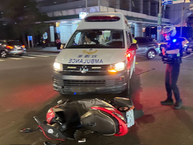 救護車執行緊急救護，在路口與騎士發生碰撞。（翻攝畫面）