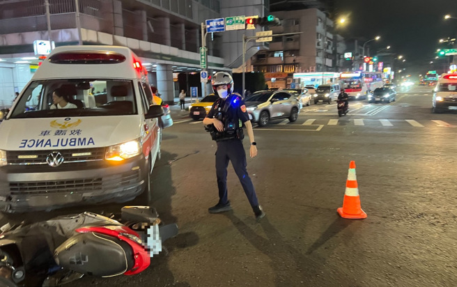 救護車執行緊急救護，在路口與騎士發生碰撞。（翻攝畫面）