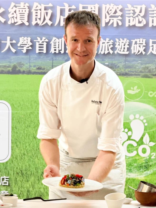 受邀出席的爱尔兰主厨Jamie Raftery在会中示范「悦性蔬食料理秀」。（花莲秧悦美地渡假酒店提供）