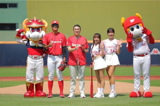 為推廣基隆市的特產及美食，並帶動棒球風氣，基隆市長謝國樑（左3）21日帶領市府團隊參與職棒味全龍隊的「基隆女孩日」活動，並與啦啦隊員一起擔任開球嘉賓。（基隆市政府提供／張志康基隆傳真）