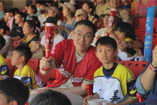 謝國樑21日出席職棒味全龍隊的「基隆女孩日」活動，帶著基隆市國中小棒球隊的小球員，體驗職棒現場比賽的氣氛。（基隆市政府提供／張志康基隆傳真）