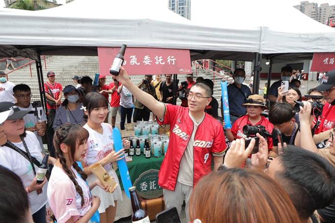 為推廣基隆市的特產及美食，基隆市政府21日在台北市天母球場外舉辦「潮嚮基龍味」市集，讓更多的民眾從美食認識基隆。（基隆市政府提供／張志康基隆傳真）