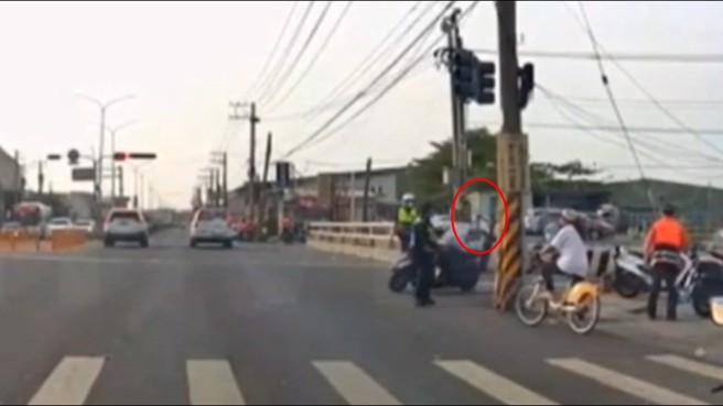 曾男騎機車手拿石頭，看到警察直接丟石頭攻擊後逃逸。（翻攝爆廢1公社）