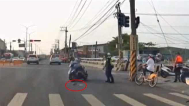 曾男騎機車手拿石頭，看到警察直接丟石頭攻擊後逃逸。（翻攝爆廢1公社）