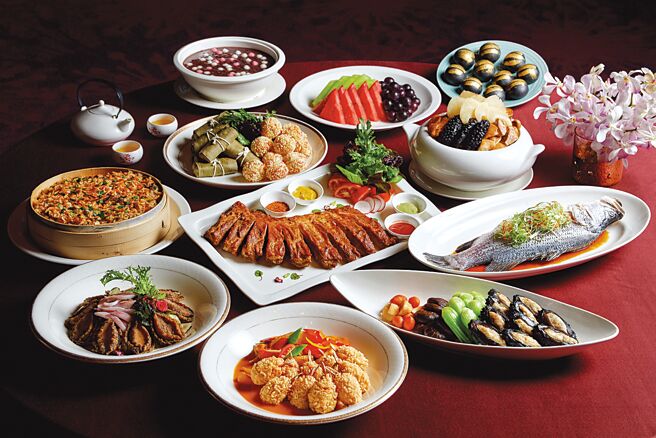 福容花莲店推出母亲节餐饮优惠，6人桌6,800元＋10％起，菜色以现场为主。图／福容花莲店提供