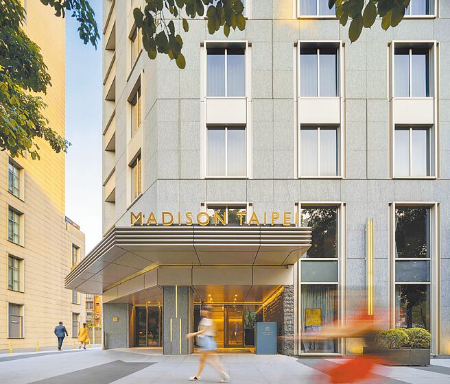 慕軒飯店作為國泰飯店觀光事業旗下的精品飯店品牌，以自然元素組成的低調極簡線條為設計核心，展現脫俗大方的視覺美感，是旅客在城市裡一處靜謐安心的所在。圖／慕軒飯店提供