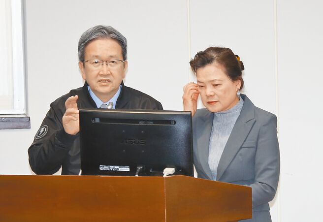 415限电危机、桃园连日停电等问题连发，台电总经理王耀庭（左）20日突发千字文辞职信，表达歉意及负责，右为经济部长王美花。（本报资料照片）