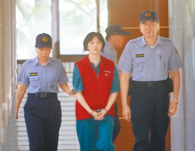 林于如（中）为诈领保险金犯下杀害丈夫、母亲、婆婆重案，在聆听死刑判决后走出法庭。（本报资料照片）