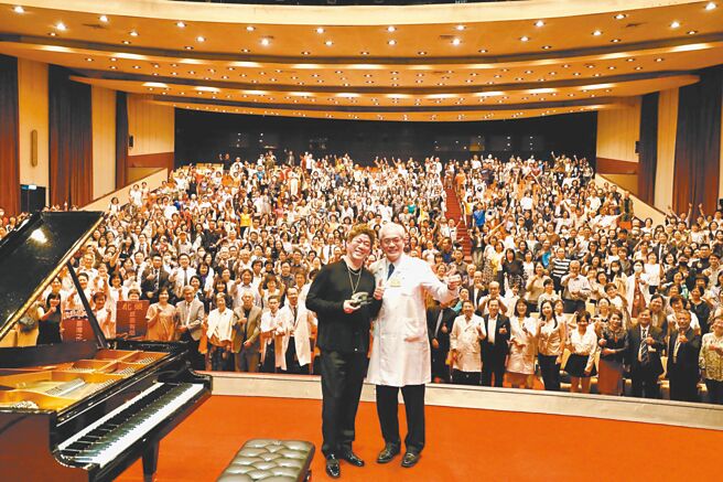 北荣院长陈威明、钢琴大师刘孟捷与听眾合影。全场听眾在大师的音乐中如痴如醉。（北荣提供／林周义台北传真）